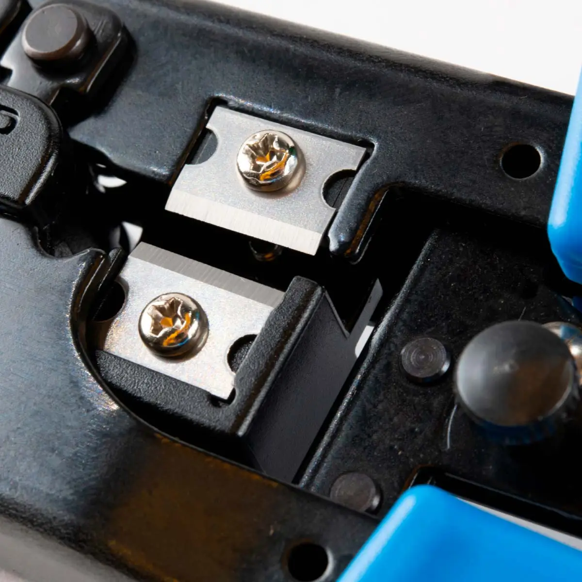 Tenaza Modular Crimpeadora Nexxt Solutions Pro-3S, con Prensa Terminal, Cortador y Pelador de Cables Integrado (PTKCTR3RTST3S) - Imagen 3